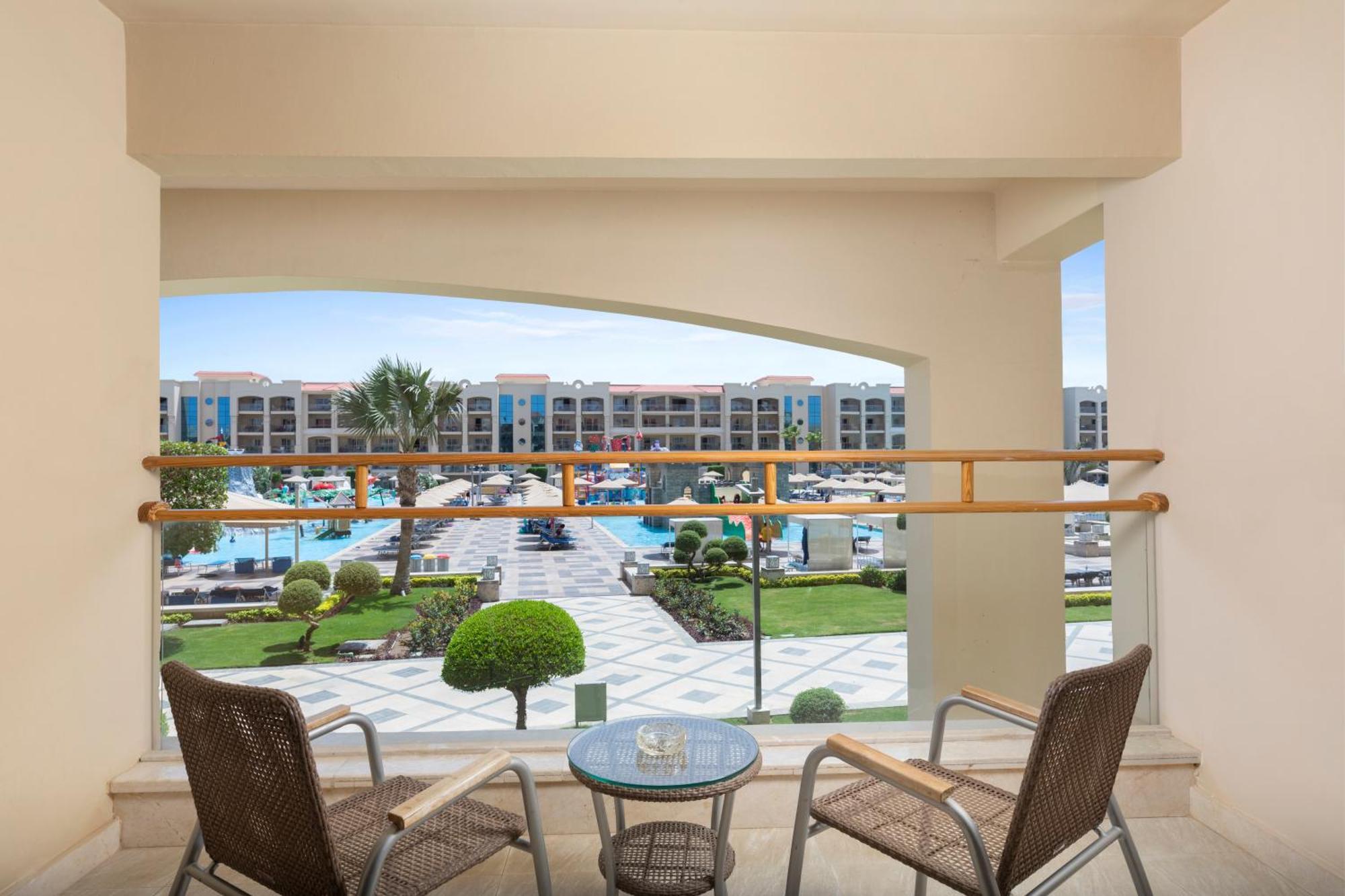 알바트로스 화이트 비치 - 가족&커플 전용 호텔 후르가다 외부 사진 Balcony of a room at the Hilton Sharm El Sheikh Resort